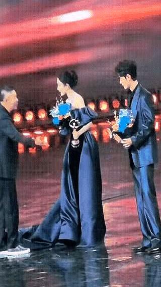 大佬抬脚，连踢杨幂裙摆，全场瞬间安静。
 

杨幂笑着伸手请他站C位，裙子却没让