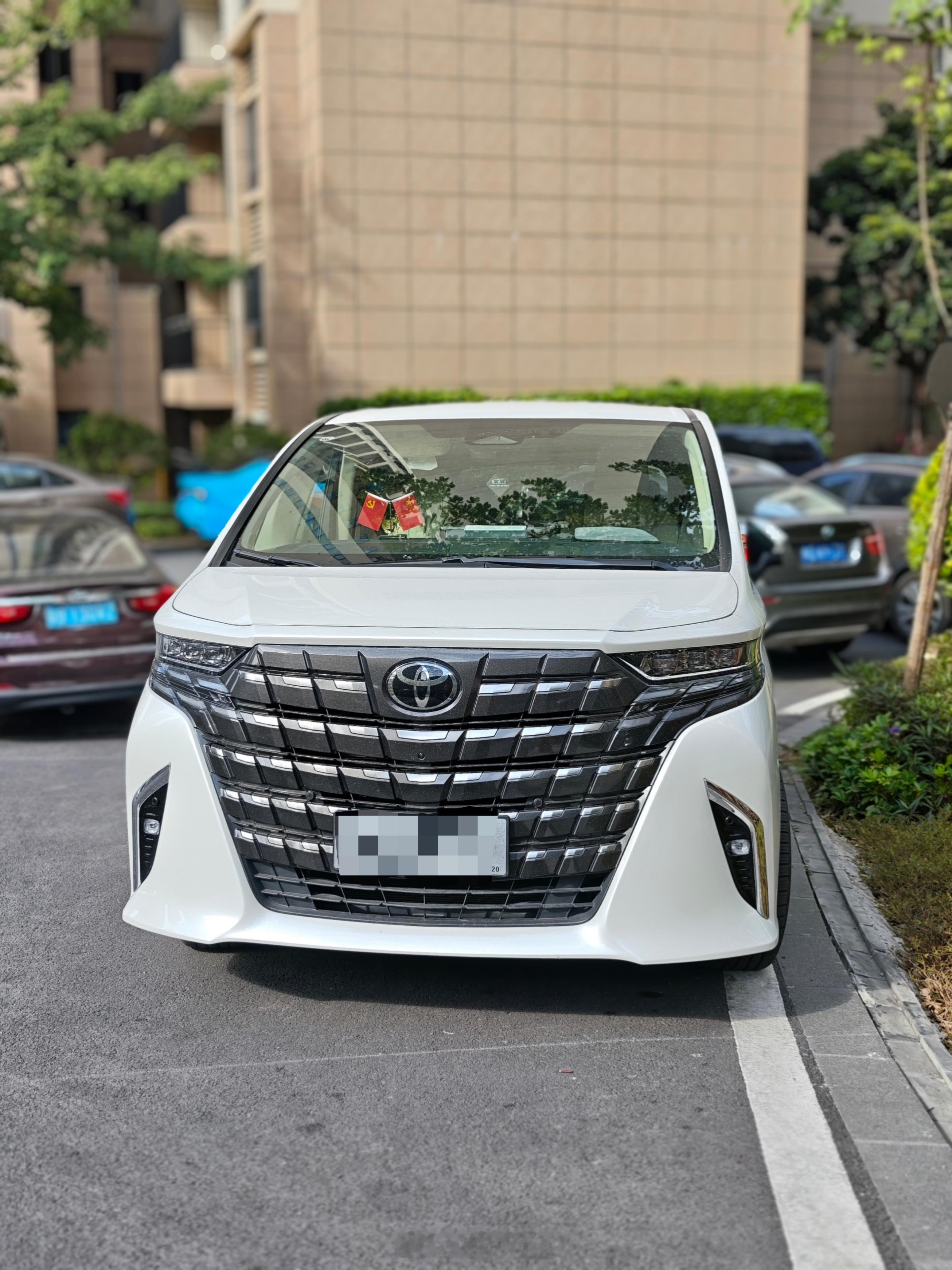 其实现在高端的国产MPV的各方面体验，我觉得都不输埃尔法了，甚至强很多，用过的朋