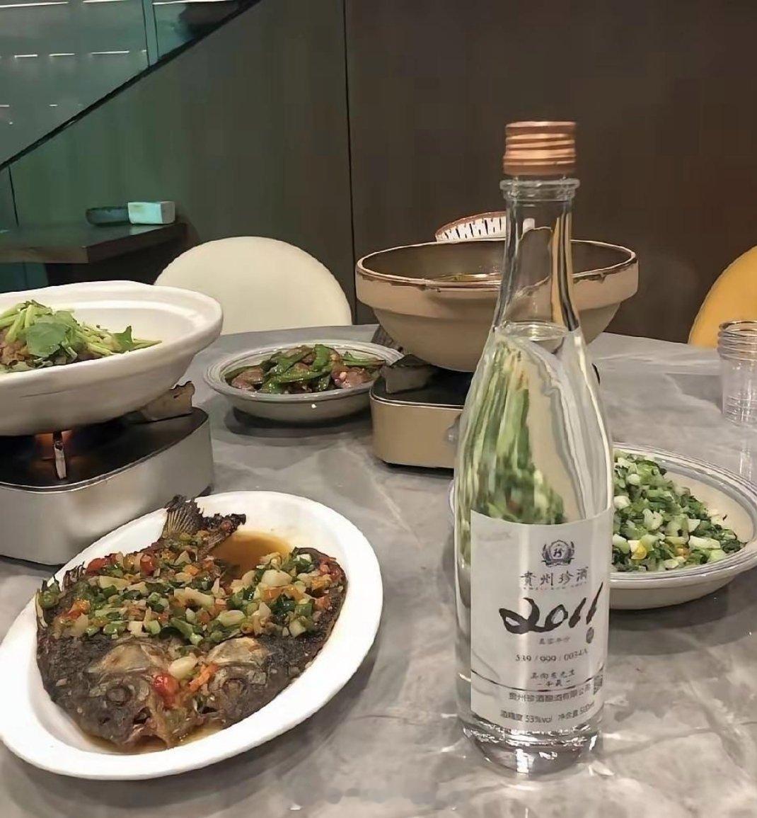 这瓶酒看上去平淡无奇，但一般人喝不起！ 