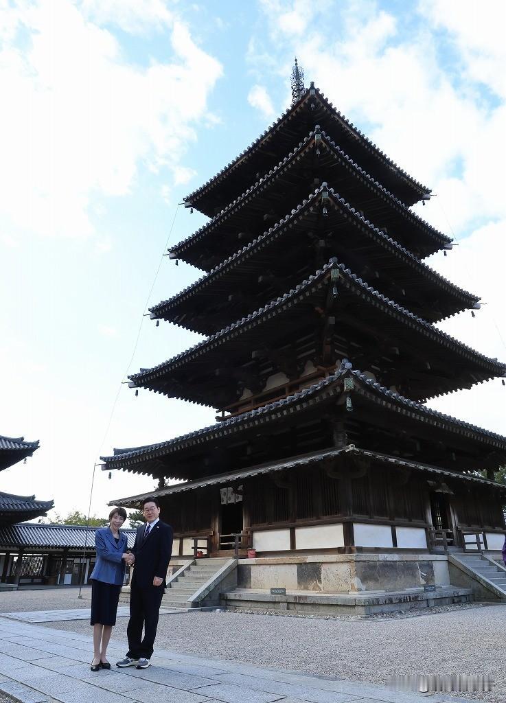 14日高市早苗陪同李在明参观奈良县斑鸠町的世界文化遗产法隆寺。