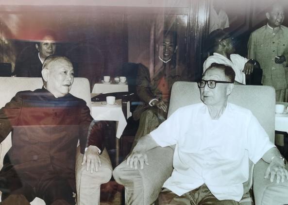 1982年9月，两位开国元勋在一起交谈。
