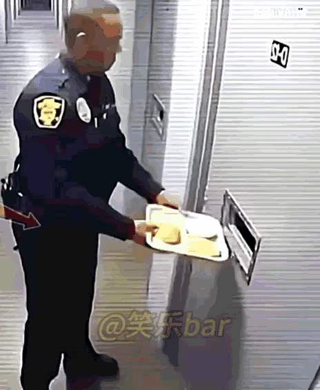 里面的人出手太快了，简直就是迅雷不及耳，在这么小的空间里，能够迅速的把手伸出来，