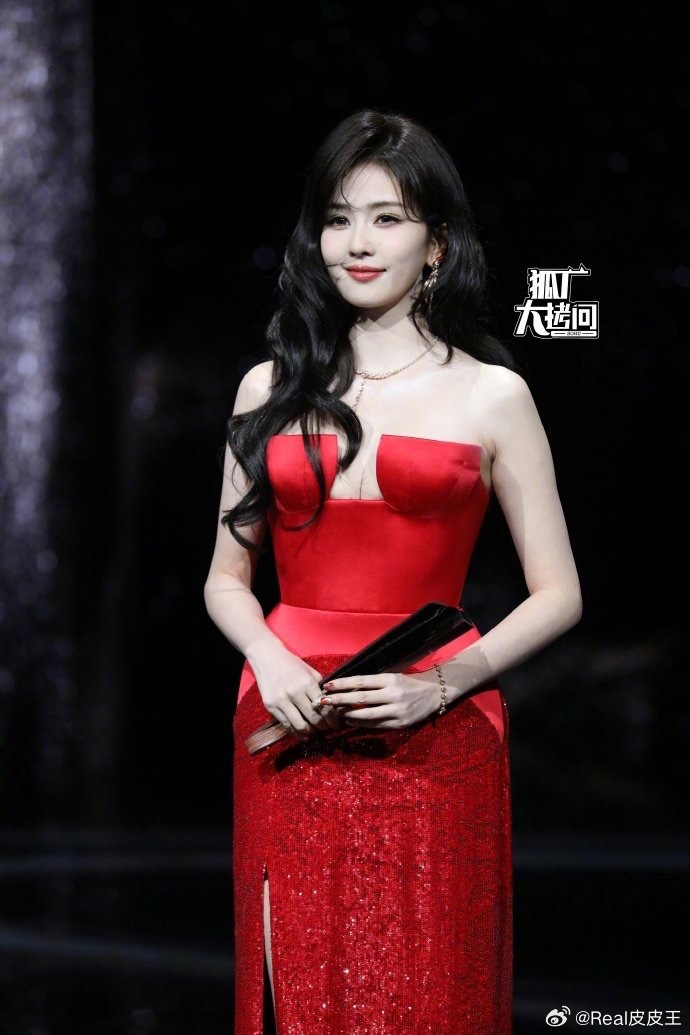 同一镜头下的两大同龄花白鹿、陈都灵生图来了。微博之夜红毯