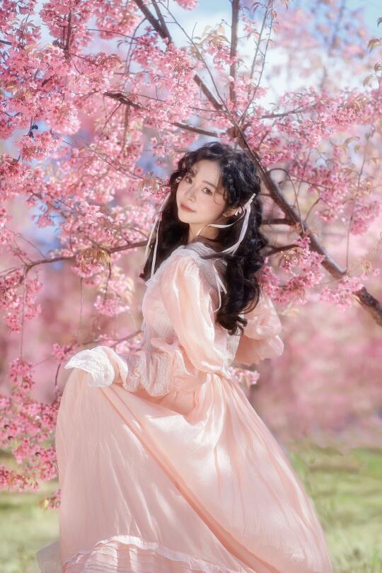 左滑➡️查看，我是一个很会拍樱花的小女孩😍