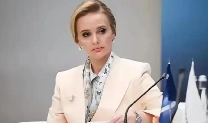普京大女儿罕见亮相，气场全开，41岁玛丽亚，莫斯科国立大学医学院院长。
 
6月