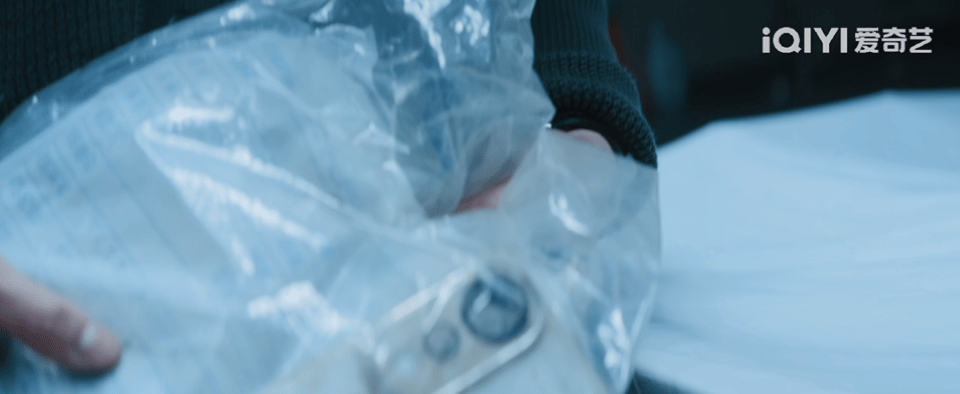 表面爱她护她背后谋害她妈把蓄意伤害伪装成意外事故，事后还装作深情安慰，罗梁的伪装