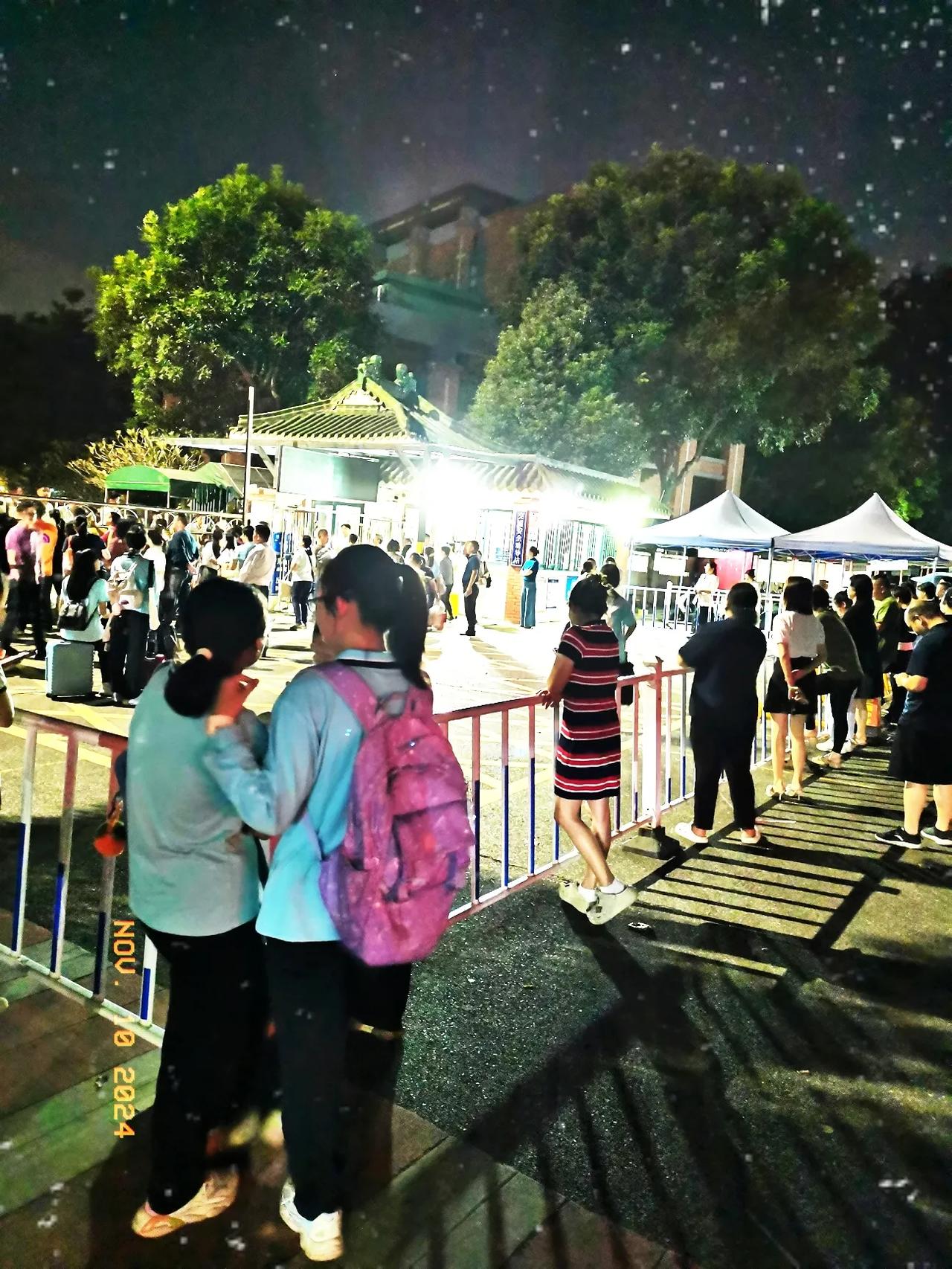 朋友的女儿今年读初三，大学准备走公费师范生的路子，原因也很简单，公费师范生毕业后