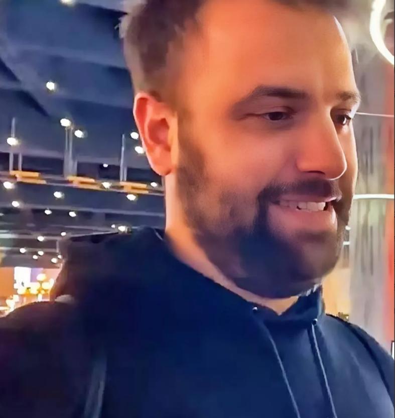 重庆，一位意大利小伙为了证明中国优秀的治安，故意将自己的行李放在电动车上，等他吃