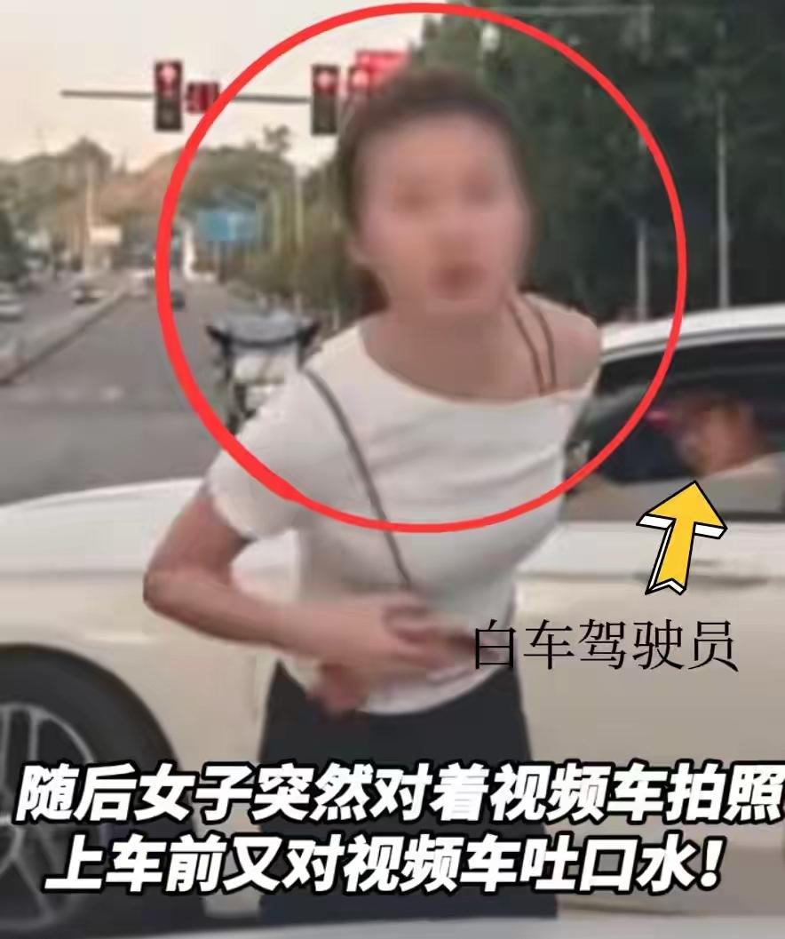 重庆这名女子吐的哪里是什么口水，吐的分明是自己的脸面和素质，全网都在找这个女子是