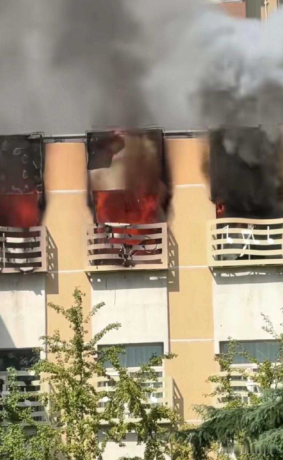 北京市石景山银河小学，2025.9.25日下午一点左右着火了，据说是音乐教室，愿