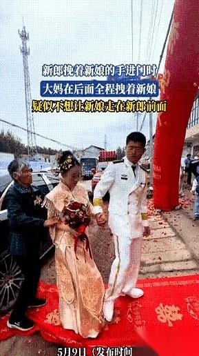 唢呐还在吹，大红的喜字贴在土墙上。新郎牵着新娘的手，正要往新房里走。
就在这一步