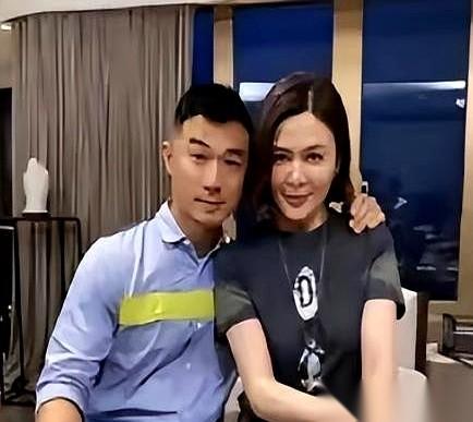 62岁的关之琳，牵了个27岁男模的手。
这一牵，直接在人群里炸开一道35年的鸿沟