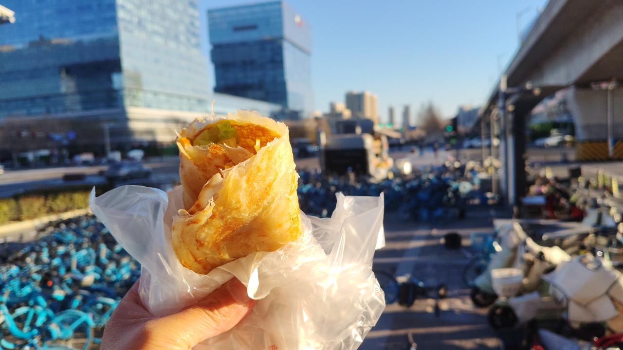 上班来不及自己做早餐，路边手抓饼成了很多人的选择。不过，外面的早餐卫生状况堪忧。