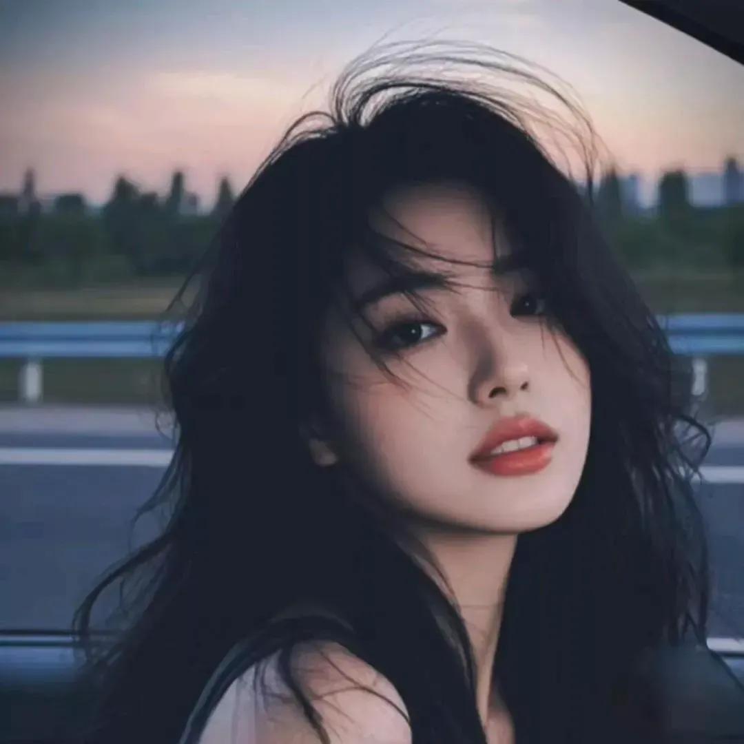 💋 风中飘逸的秀发与夕阳下的甜美笑容，完美诠释了青春的魅力！少女感笑容 少女感