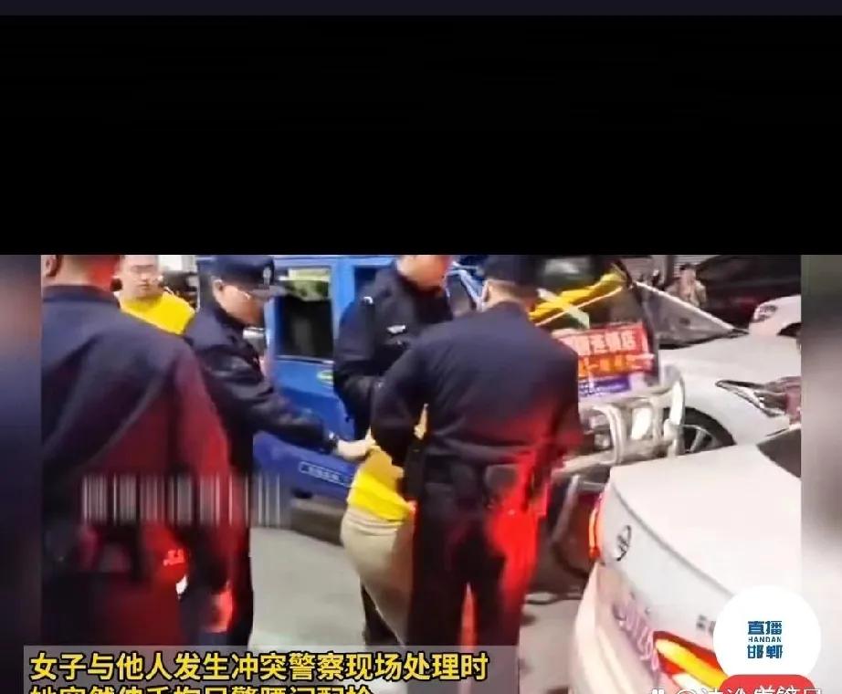 穿制服男子手持棍棒暴打交警？这令人震惊的一幕竟是真的！近日，在东莞市的某个街道上