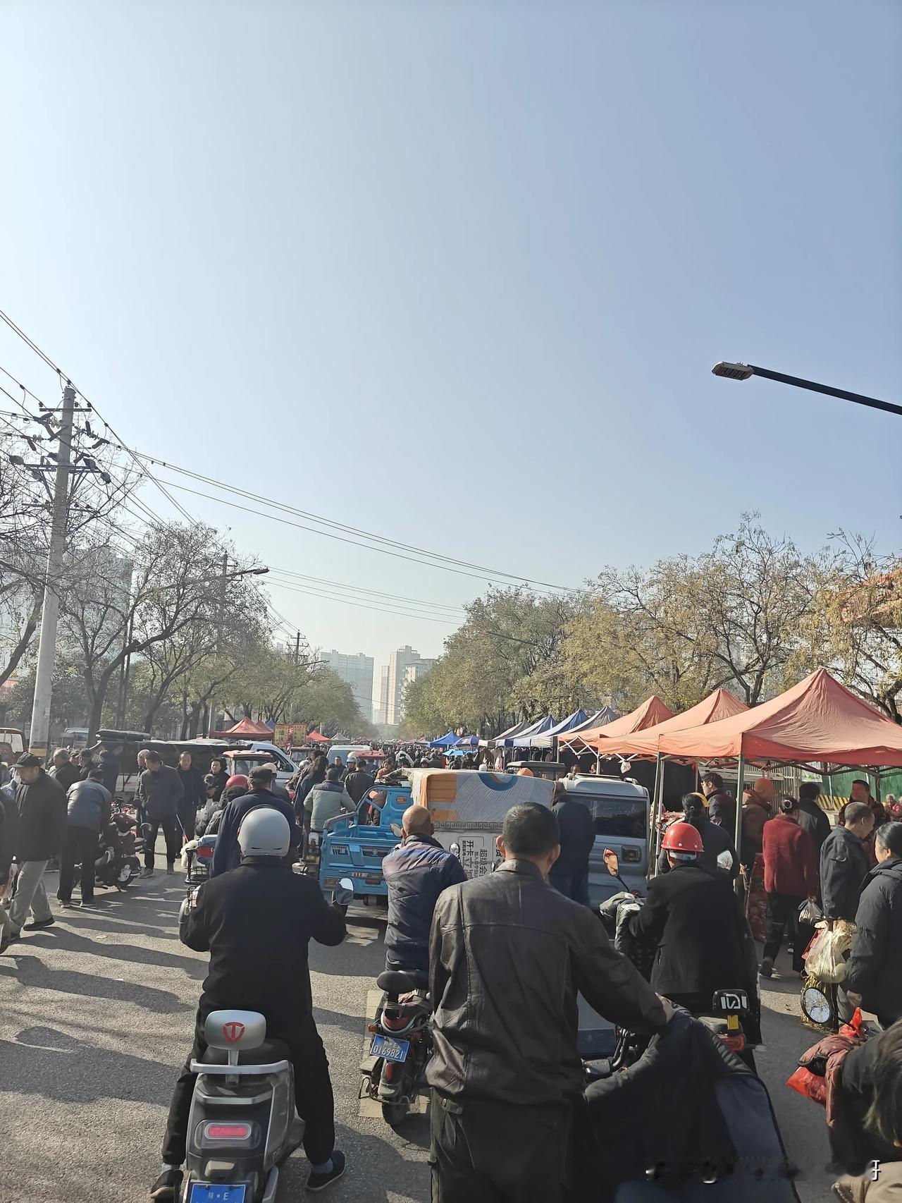 小城的集市永远都是人气最旺的地方。大城市看不到的人间烟火气，这里却是每周固定上演