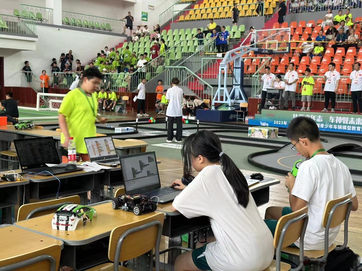 #全国车神竞技蓟州城# 赛车模型比赛既能锻炼孩子的动手组装能力，又能开发孩子的智
