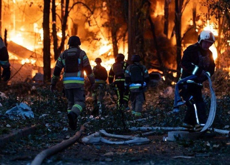 全境多地陷入火海！
爱国者弹药枯竭，基辅居民楼被导弹夷为平地。
 
俄军连夜发动