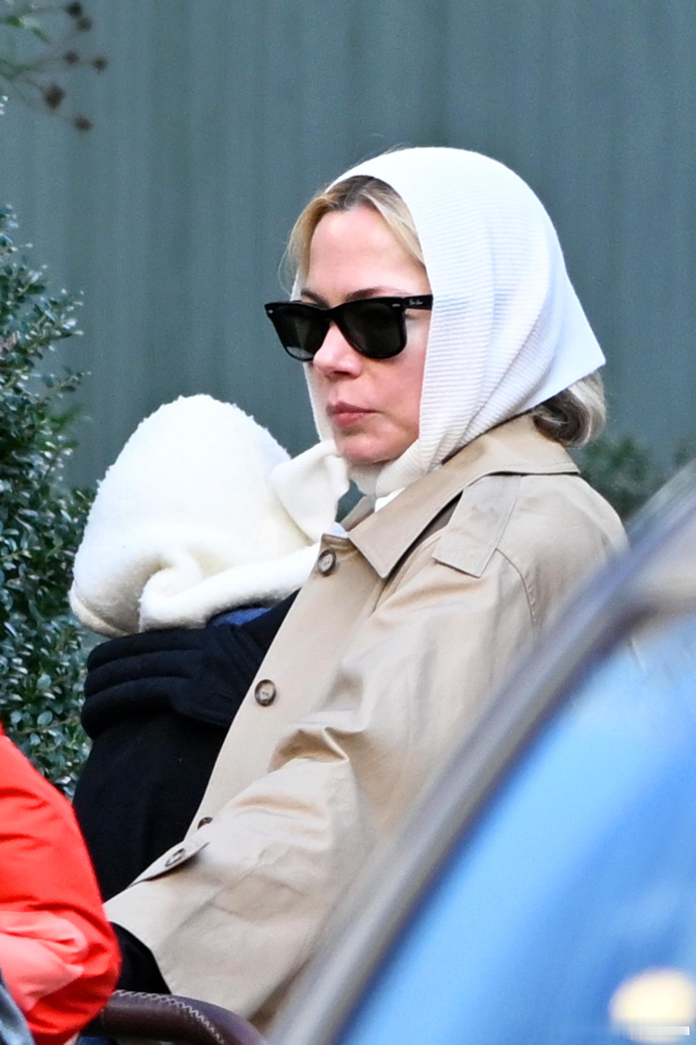 米歇尔威廉姆斯和老公Thomas Kail在纽约外出，别着头巾的小米和老公带着两