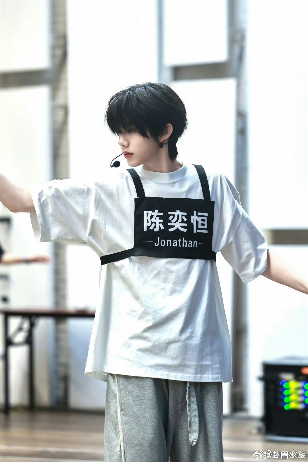 陈奕恒彩排照陈奕恒第肆象限演唱会彩排照彩排路透来袭！陈奕恒全身心投入舞台排练，不