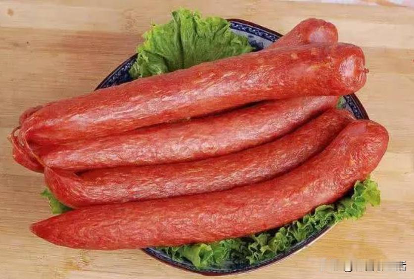 #秋日生活打卡季#红肠，这道源自经典的美味佳肴，其独特的烟熏风味与紧致的肉质，令