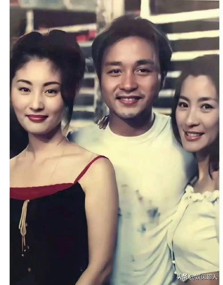 求问！张国荣旁边左边这位，是不是演过啥港片啊？看着特别面熟。
