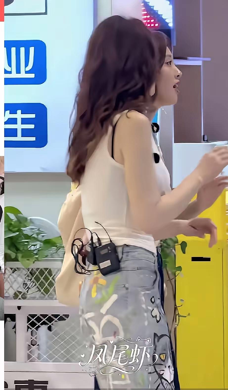 李小冉这图P的连她妈可能都不认识了，这也太嫩了。不过身材确实是不错，这个做不了假
