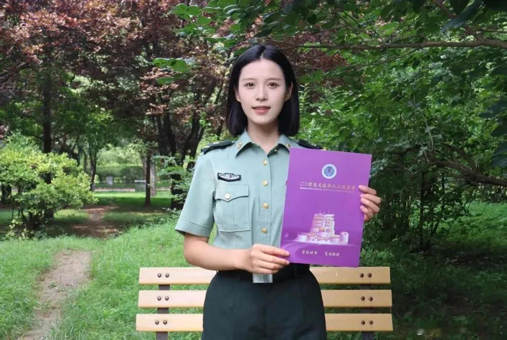 真美！美貌与智慧并存的信息支援部队某部中士隆群，获评“四有”优秀士兵的她，202
