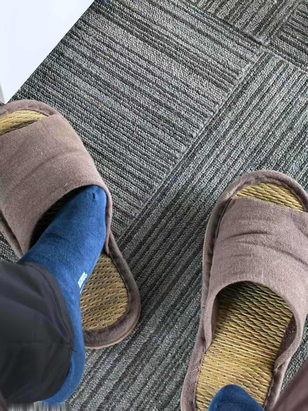 因为这个玩意真的是智商税，真的非常离谱，最近买的的 muji 这个鞋，室内穿，挺