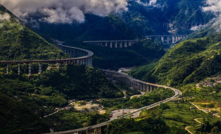 14亿中国人供养不起高速公路？8年里亏空6万亿，美国高速免费却能盈利，这到底是怎