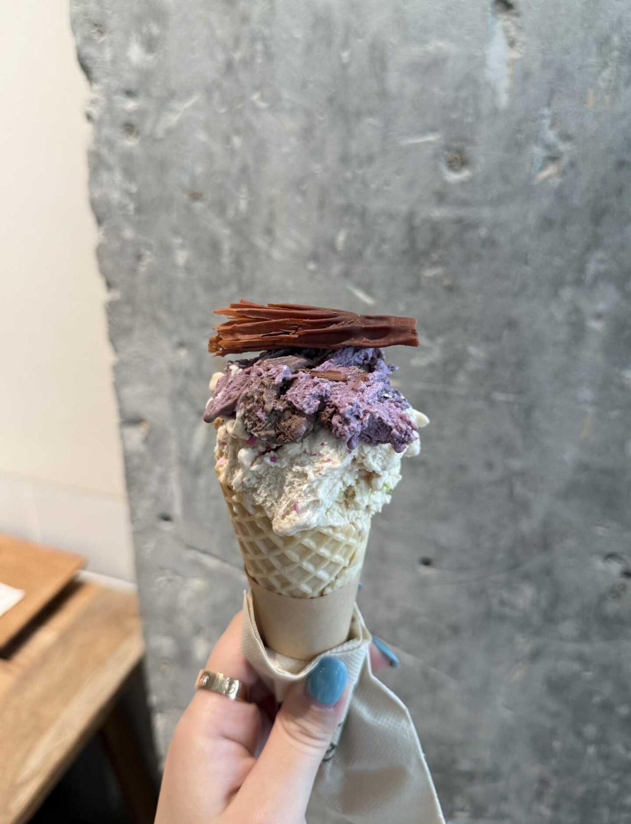 喜茶工艺已严肃品鉴
gelato三拼口味换脆皮筒
可以现场试吃口味
喜欢➡️黑巧