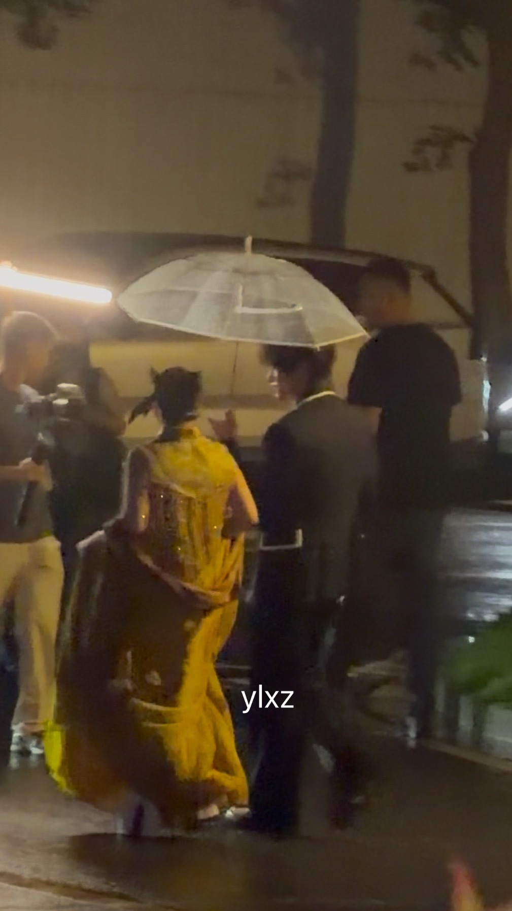 很想跟此男打一把伞 