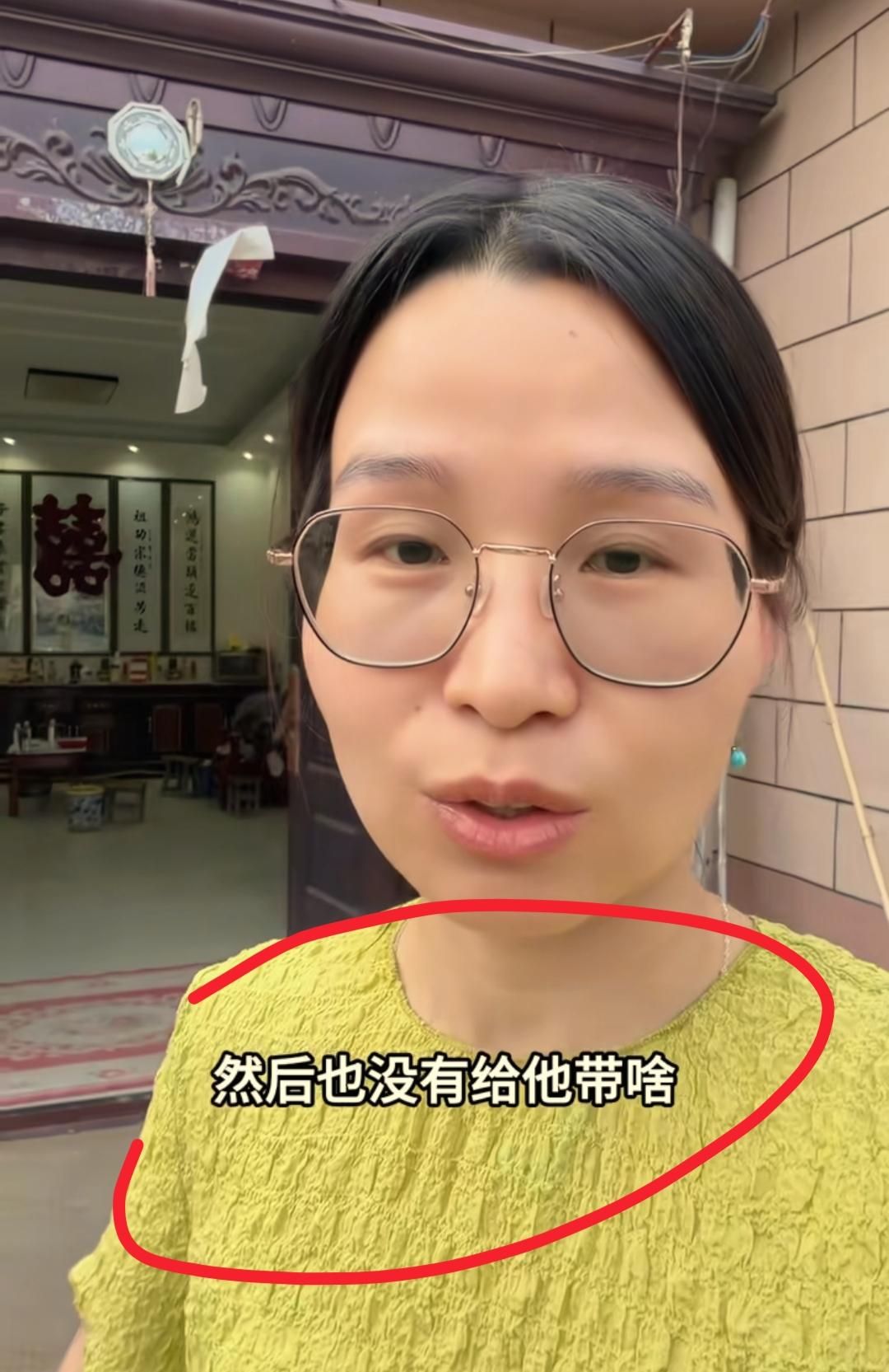 看到河南A妈住地下室我忍了
看到她公婆不待见我也忍了
可是看到她时隔四年回老家的