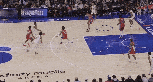 逐帧拆解：赛季至今场均2.1断，镜头解析马克西抢断表现图1“老六式抢断”回防过程