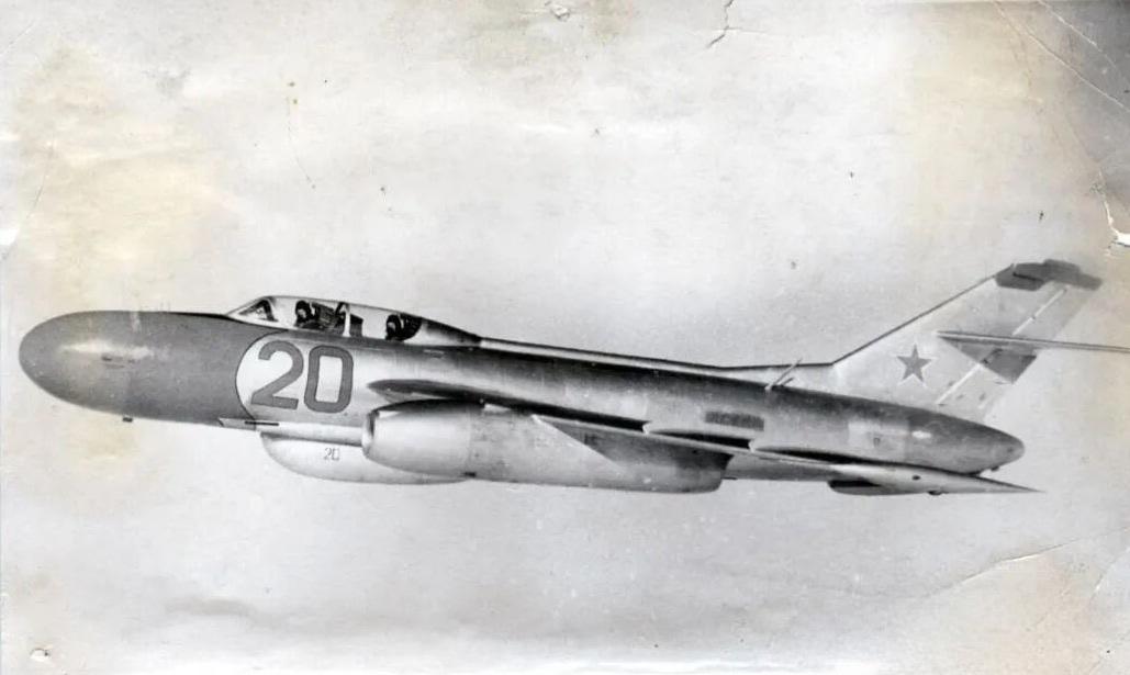 50年代，苏联防空军的雅克-25截击机，机腹下装有一个保型副油箱。