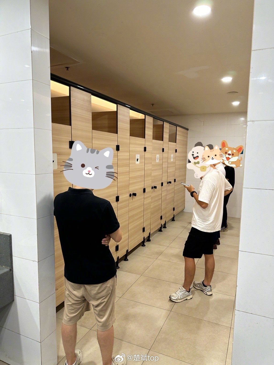 成都车展特色，昨晚火锅吃得多爽，今天排厕所就有多着急[笑cry][笑cry] #