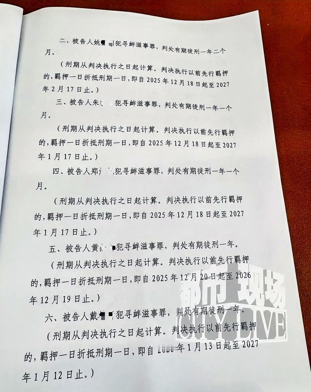 在市场监管人员的眼皮子底下，六个卖“假牛肉”的摊贩直接暴起，一拳砸向摄影师的镜头