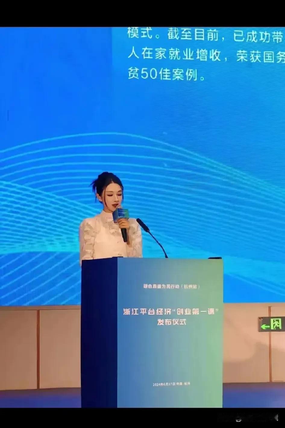 这个女网红沉寂了三年之后，最后还是高调复出亮相了！
这不得不让人们严肃的思考这样