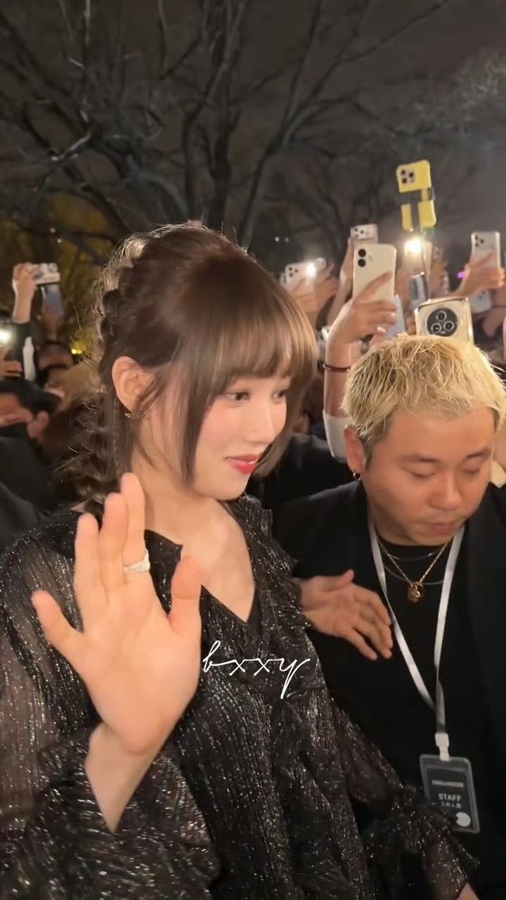 李圣经北京时装周路透 李圣经麻花辫黑裙 李圣经北京时装周路透 