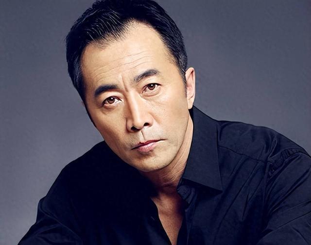 郑晓宁直到50岁才如愿当上爸爸，他和萨日娜早年是青梅竹马。如今岁数不小了，戏瘾一