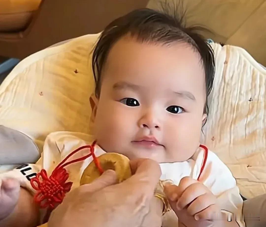 马筱梅，晒5个月儿子正脸照！

7月25日，马筱梅又在社交平台晒娃了！

这次是