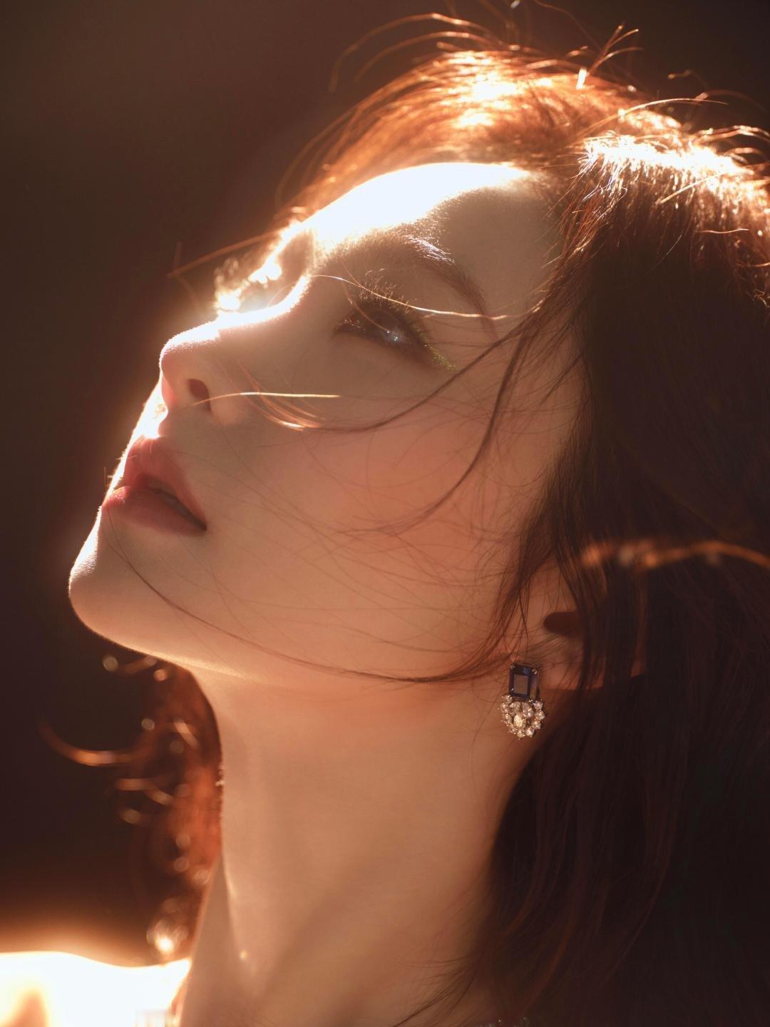 张艺凡不愧是时代峰峻大小姐张艺凡的权威我后知后觉 造型出圈是日常，演技扎实是底气