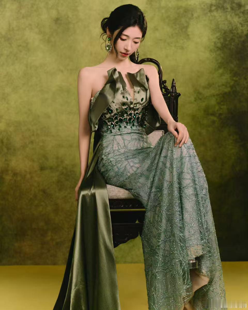 王格格这张脸太权威了 王格格的权威脸太惊艳啦，她像花苞初绽，带着一种含蓄的美，又