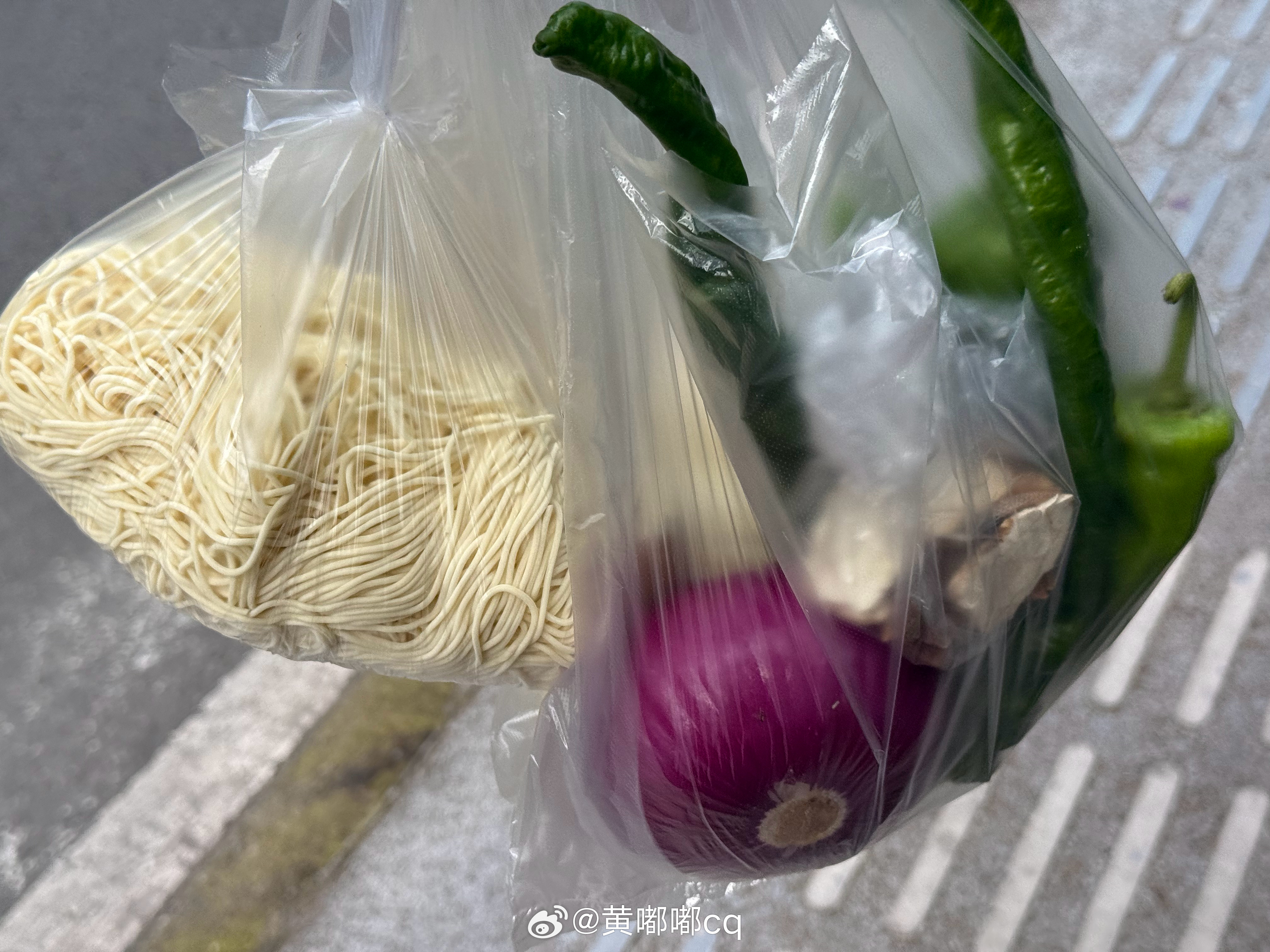 我是真的喜欢买菜做饭做家务前几天顿顿外食，我受不了周末两天就在家打扫卫生做做饭~