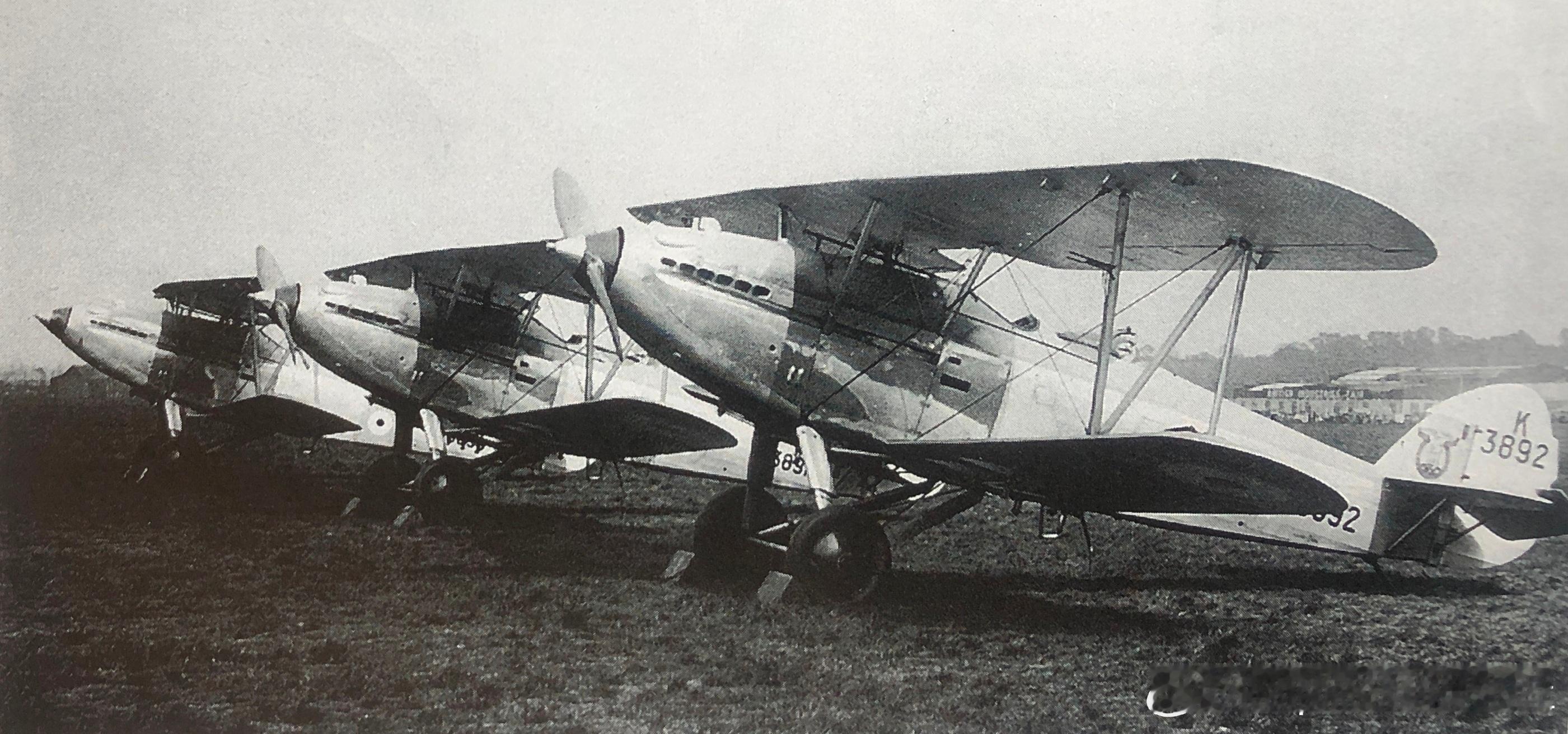 1936年英国一个中队的Hawk Hart轻型轰炸机，1927年首飞，共生产99