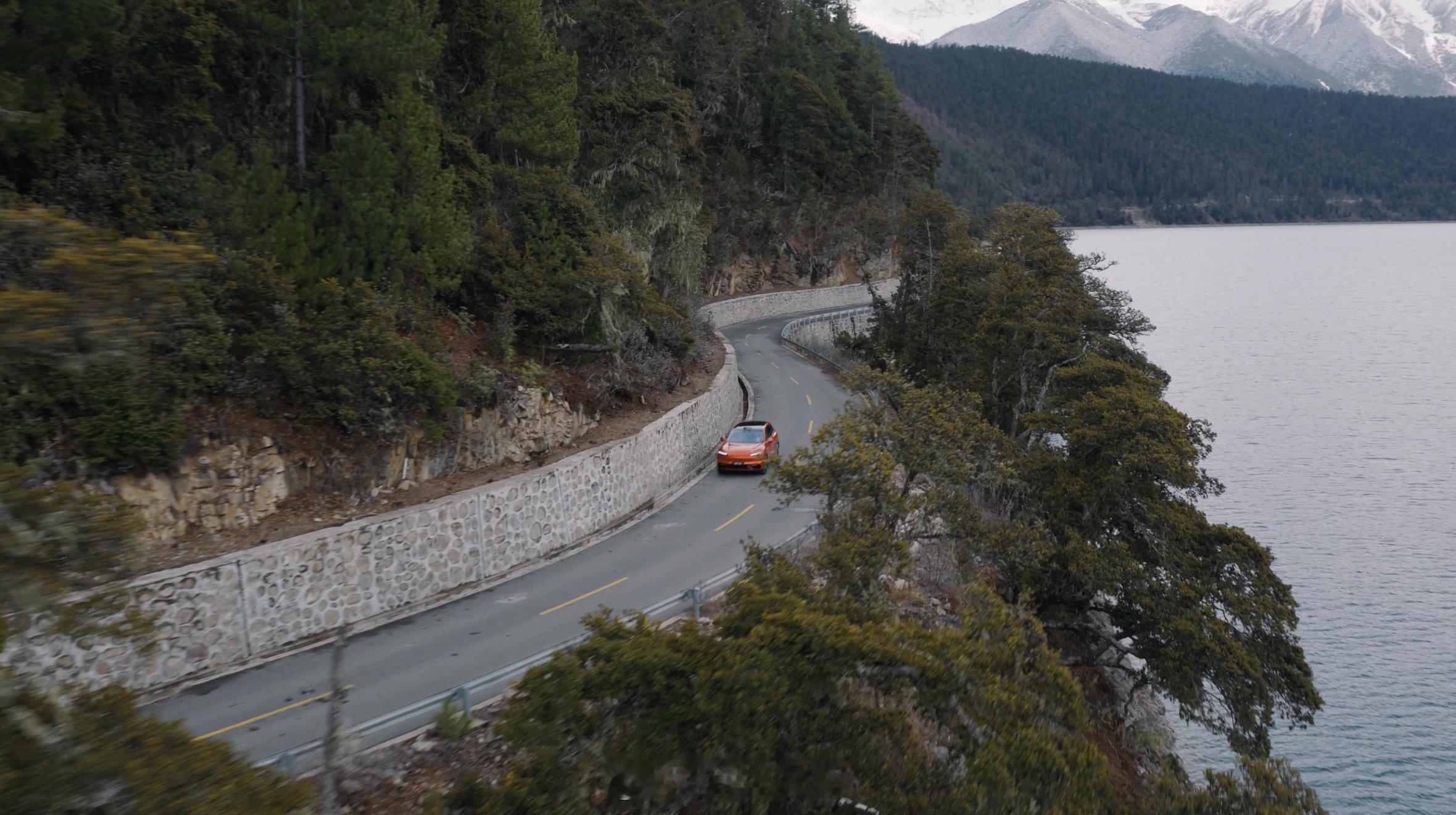 问界M6动态评测首发高原实测尽显实力，标配即满配的诚意直击人心。智能与舒适兼顾，