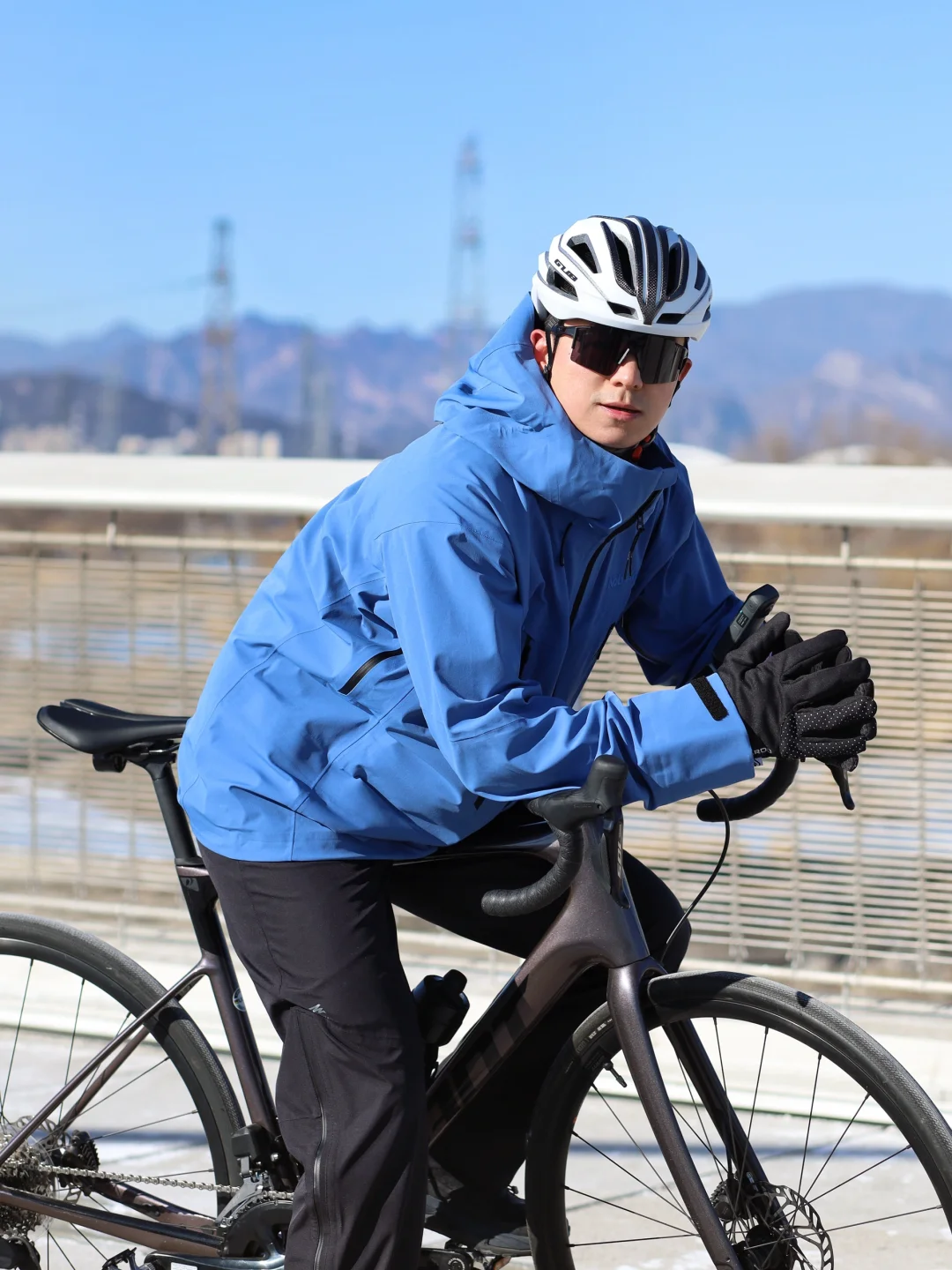 周末做体能训练特种兵，跑步20km、骑行63km