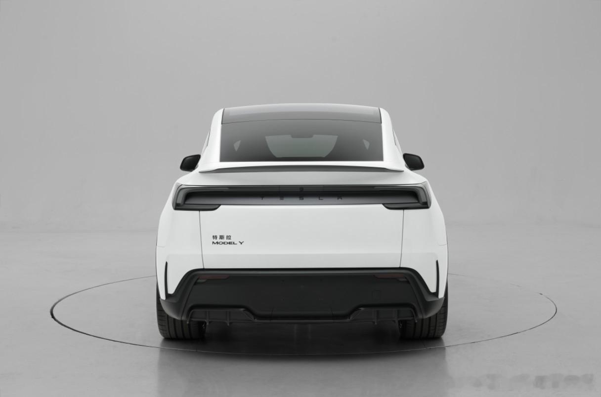 特斯拉Model Y P终于来了，外观相比普通版变化不大，主要是前后包围和轮圈，