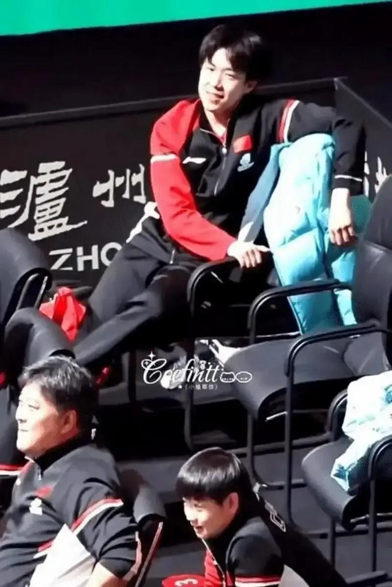 石头在抢七最后一分举手挑战鹰眼，明明球已经出界，系统却判压线，他赢了比赛还笑说就