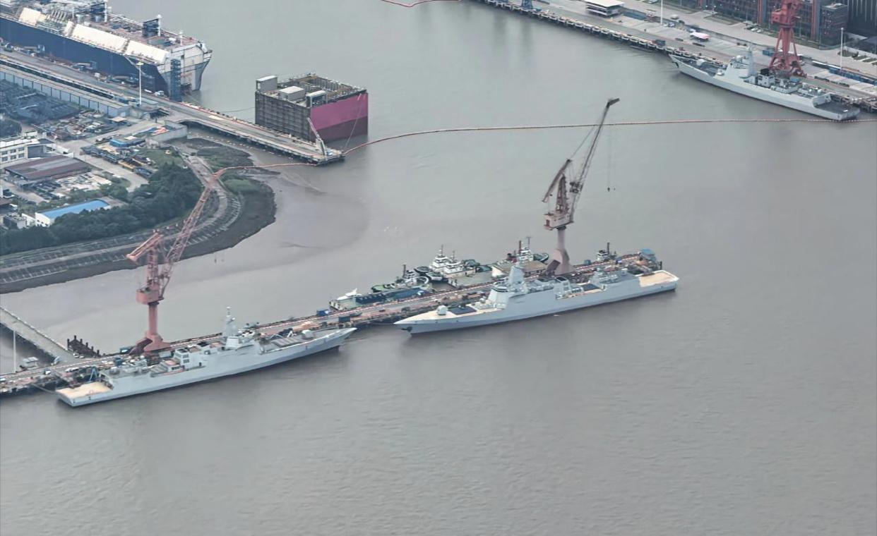 两艘新批次055万吨大驱与一艘052D导弹驱逐舰舾装航拍图